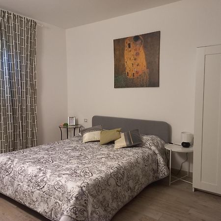 Rose House Rent Apartment โอซิโม ภายนอก รูปภาพ